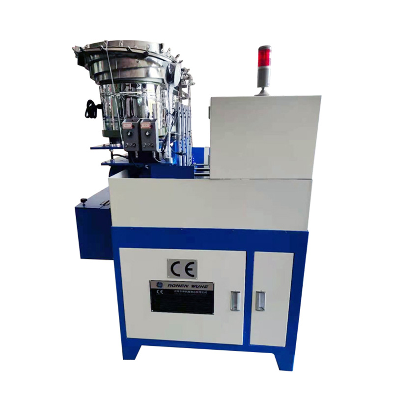 Nelja spindliga mutrikeeramismasin